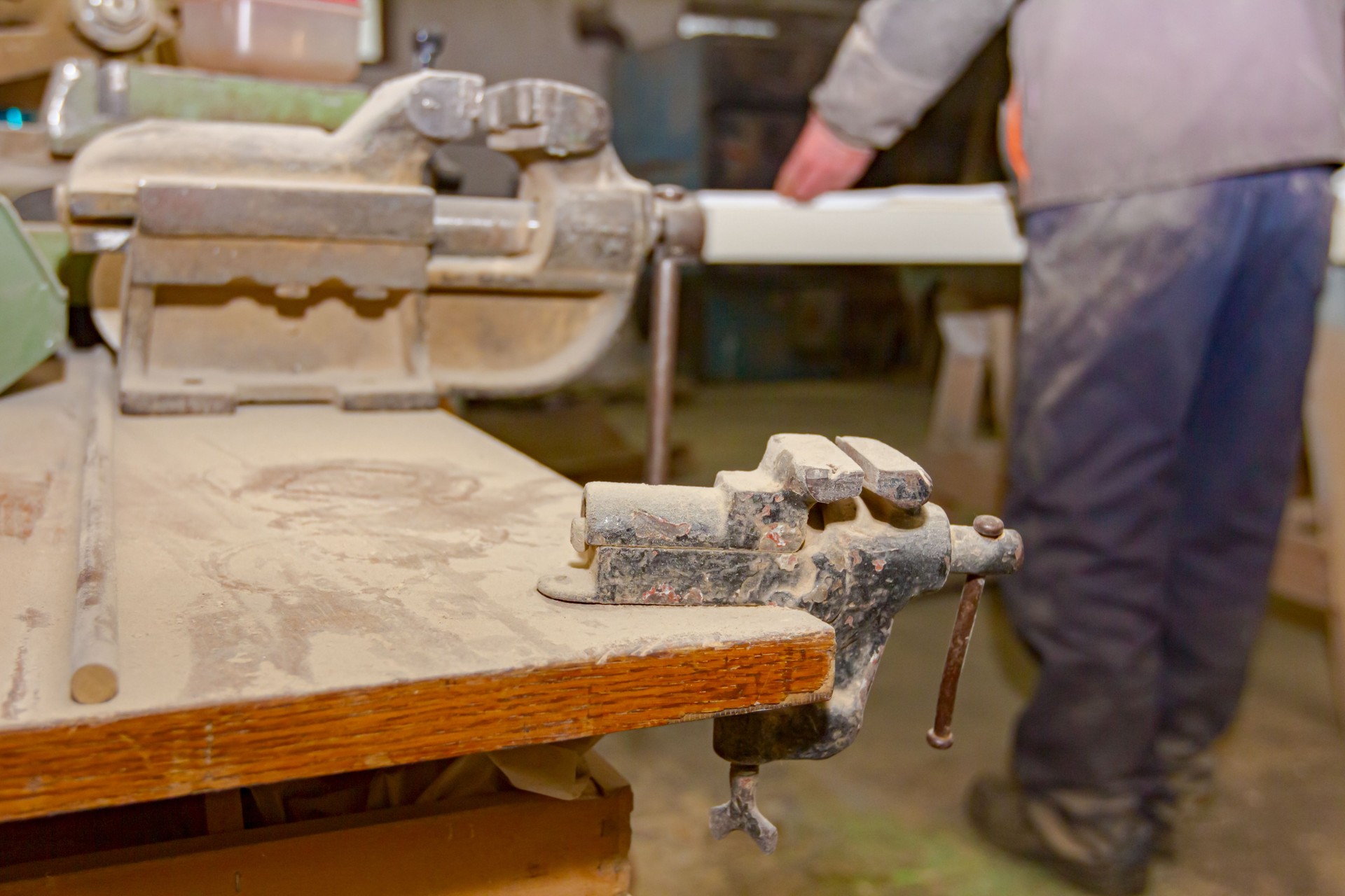 Abrazaderas mecánicas de vise de mano con mandíbulas paralelas en el taller de carpintería